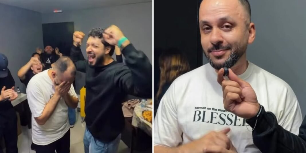 Momento de oração em igreja onde um homem relata ter recuperado a audição