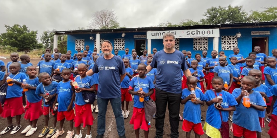 Pastor Marcos Corrêa em missão humanitária na África com crianças atendidas pelo Projeto Umodzi