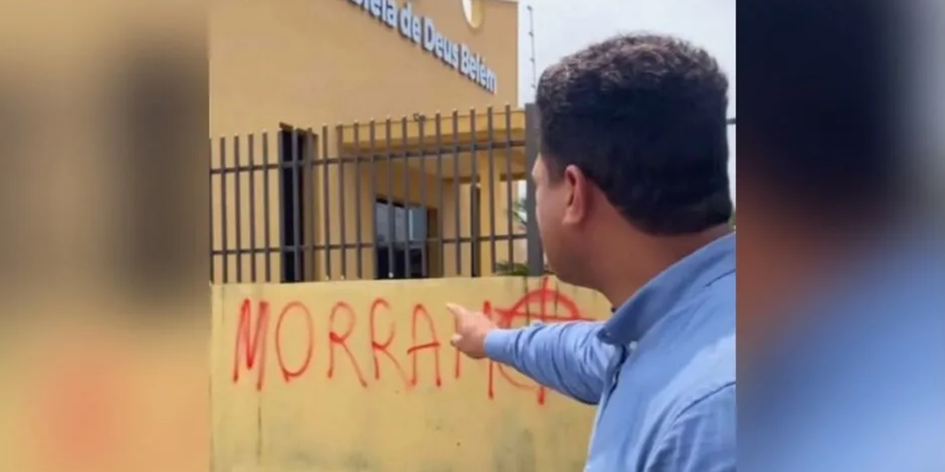 Muro de igreja pichado com frases de ódio em Dourados