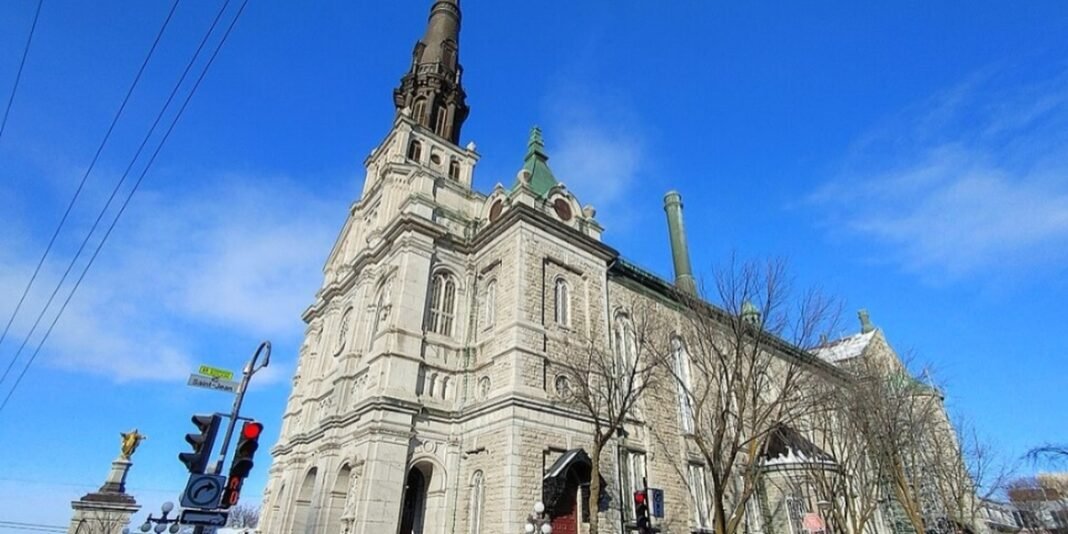 Fachada da histórica Igreja Saint-Jean-Baptiste em Quebec