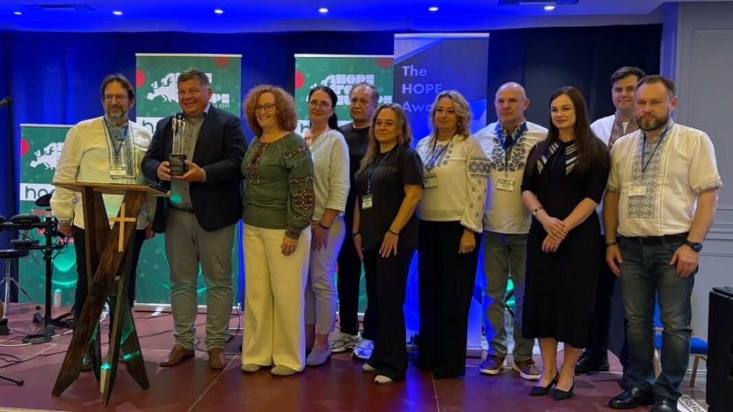Delegação de líderes evangélicos ucranianos recebendo o prêmio Hope Award na Albânia.