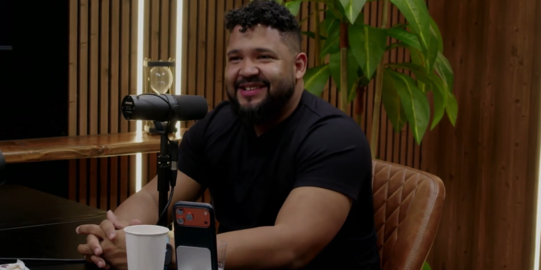 O cantor Israel Salazar durante entrevista para podcast