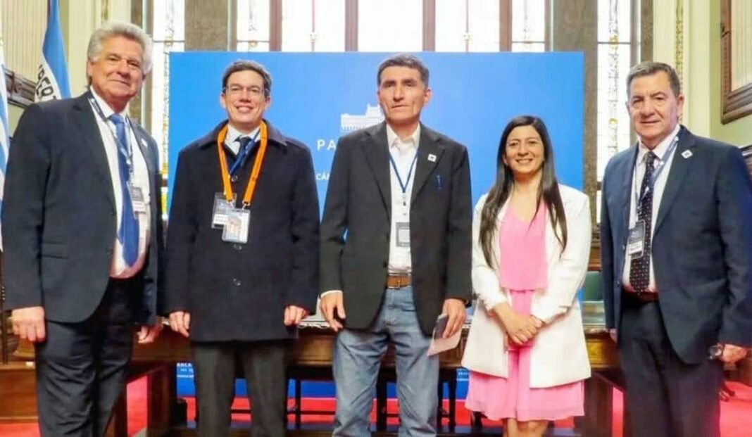 Legisladores participando do encontro Uruguay Dialoga no Parlamento.