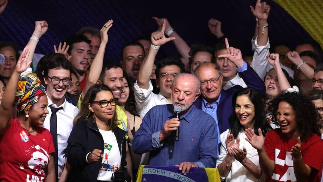 Luiz Inácio Lula da Silva discursando após vitória eleitoral