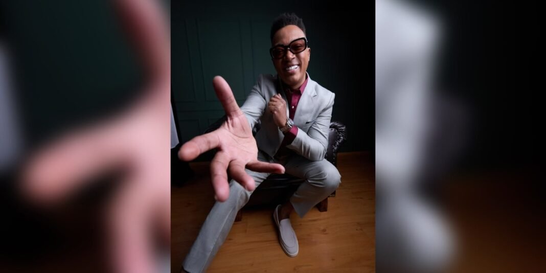 Marquinhos Gomes segurando sua autobiografia