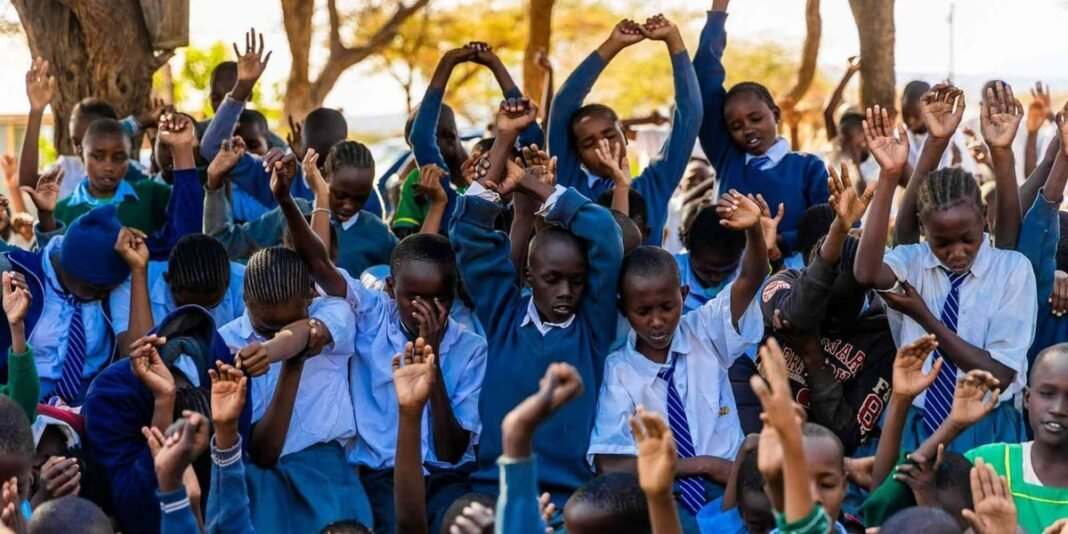 Missionário pregando para grupo de crianças em aldeia africana