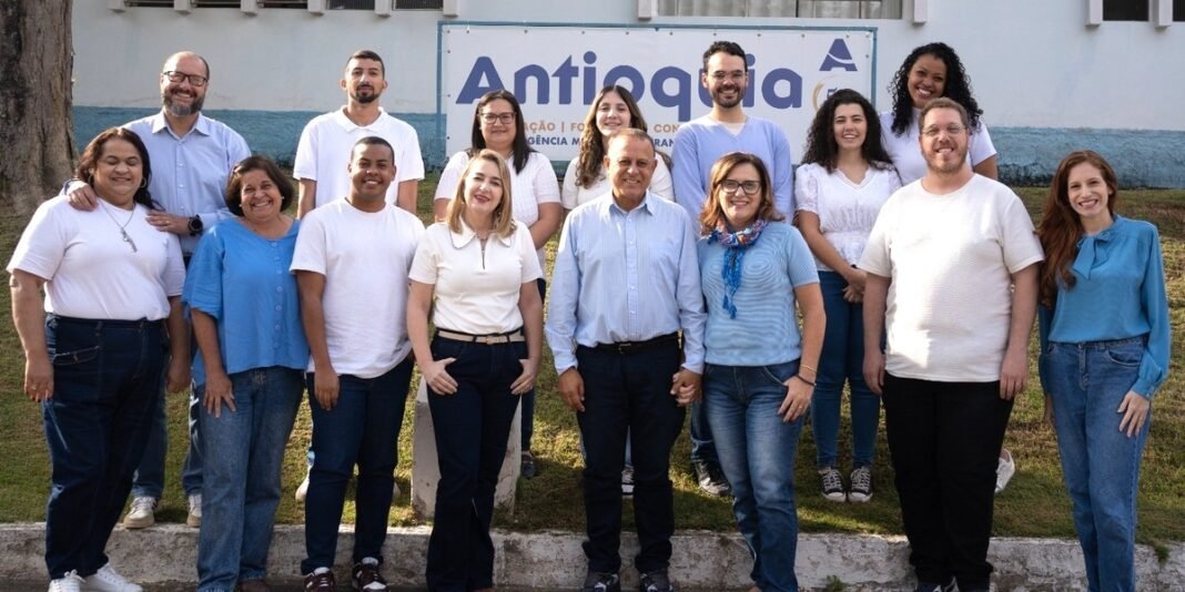 Equipe da Missão Antioquia reunida durante conferência missionária