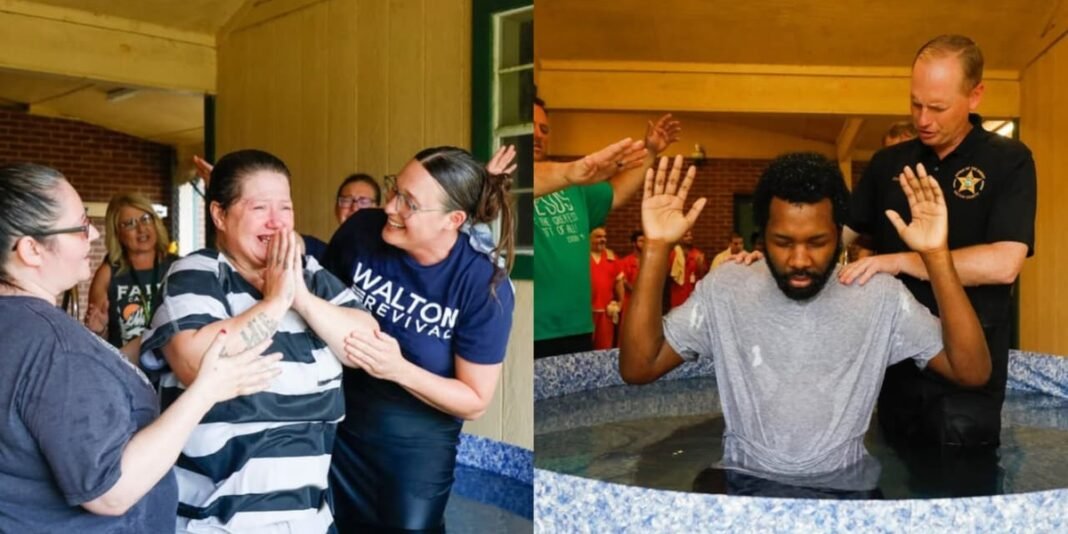 Detentos participando de atividade religiosa em presídio na Flórida.