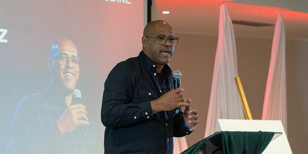 O missionário Oseias Luiz Ferreira palestrando na conferência Missão Reversa