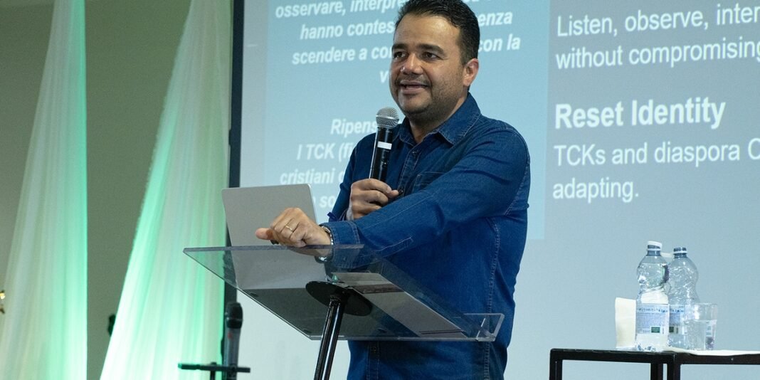 Pastor Lierte Soares discursando em conferência sobre missão reversa