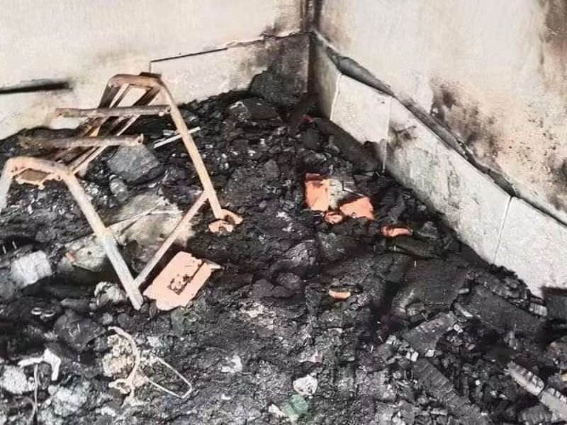 Fachada de construção danificada por incêndio no Paquistão