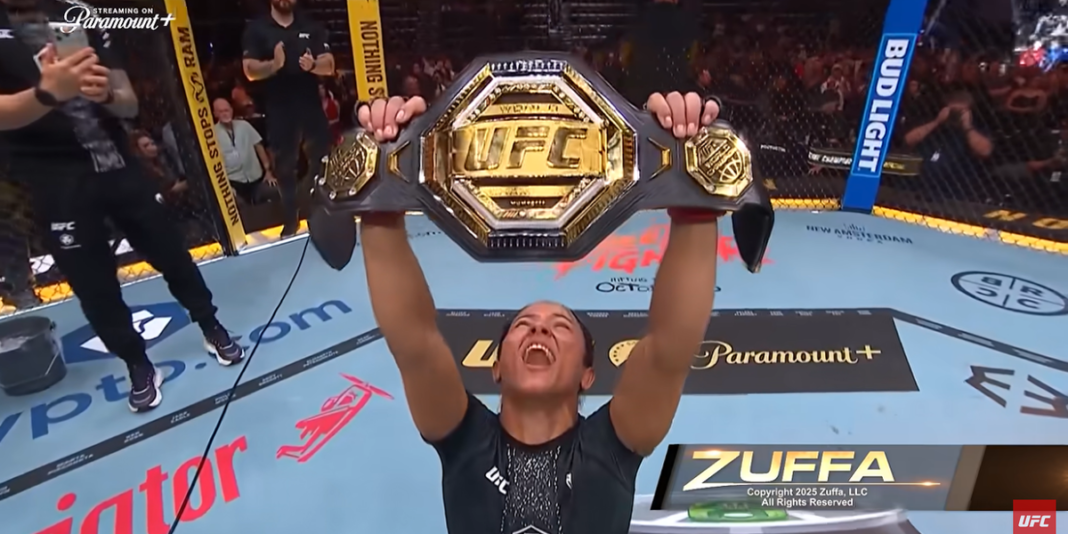 Natália Silva comemorando vitória no octógono do UFC