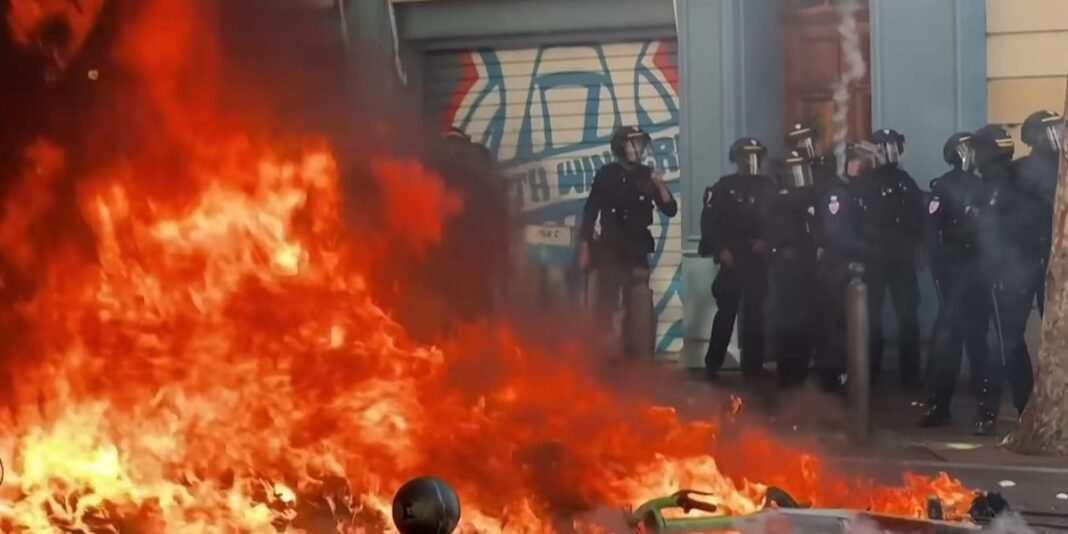 Cenário de destruição e vandalismo nas ruas da França após protestos.