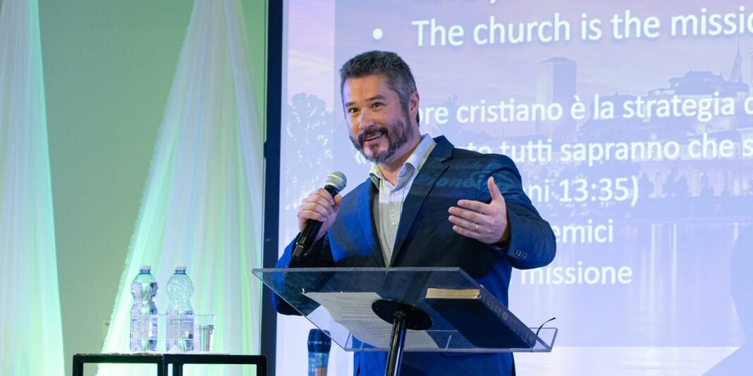 Pastor Rick Harrington ministrando durante a conferência Missão Reversa 2026