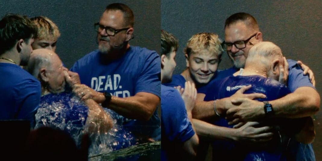 Pastor batiza seu pai de 81 anos em cerimônia na igreja