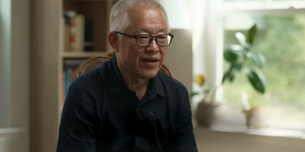 Pastor Ezra Jin Mingri em retrato editorial profissional.