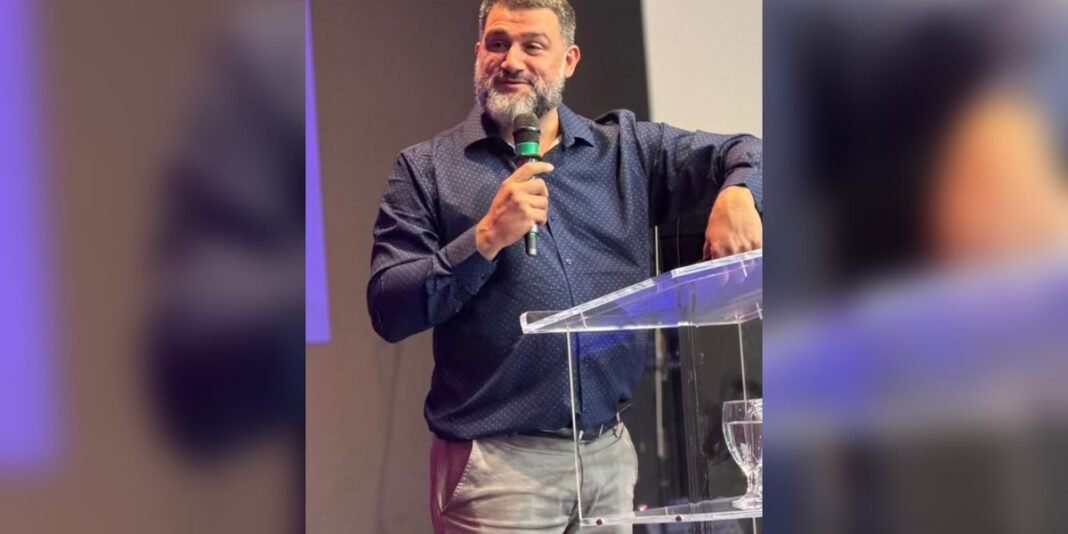 Pastor Jonatas Cuppello segurando seu novo livro