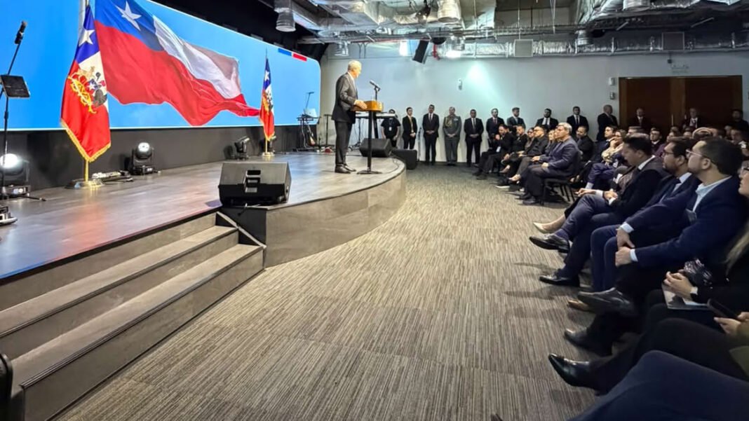 Presidente José Antonio Kast discursando em evento em Santiago