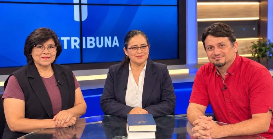 Integrantes do projeto de tradução da Bíblia em estúdio no Paraguai
