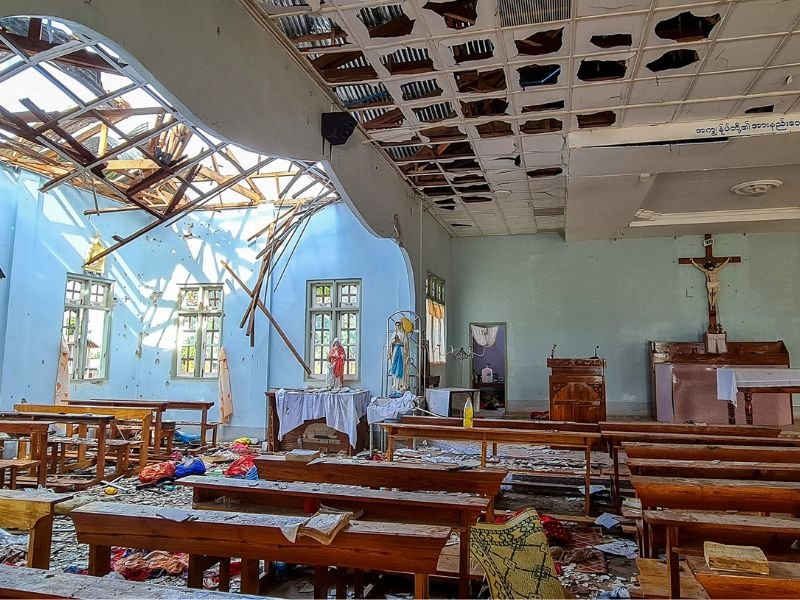 Ruínas de uma igreja destruída pelo conflito militar em Myanmar.